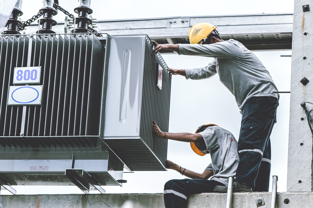 Trabajadores de Proyben instalando transformador industrial